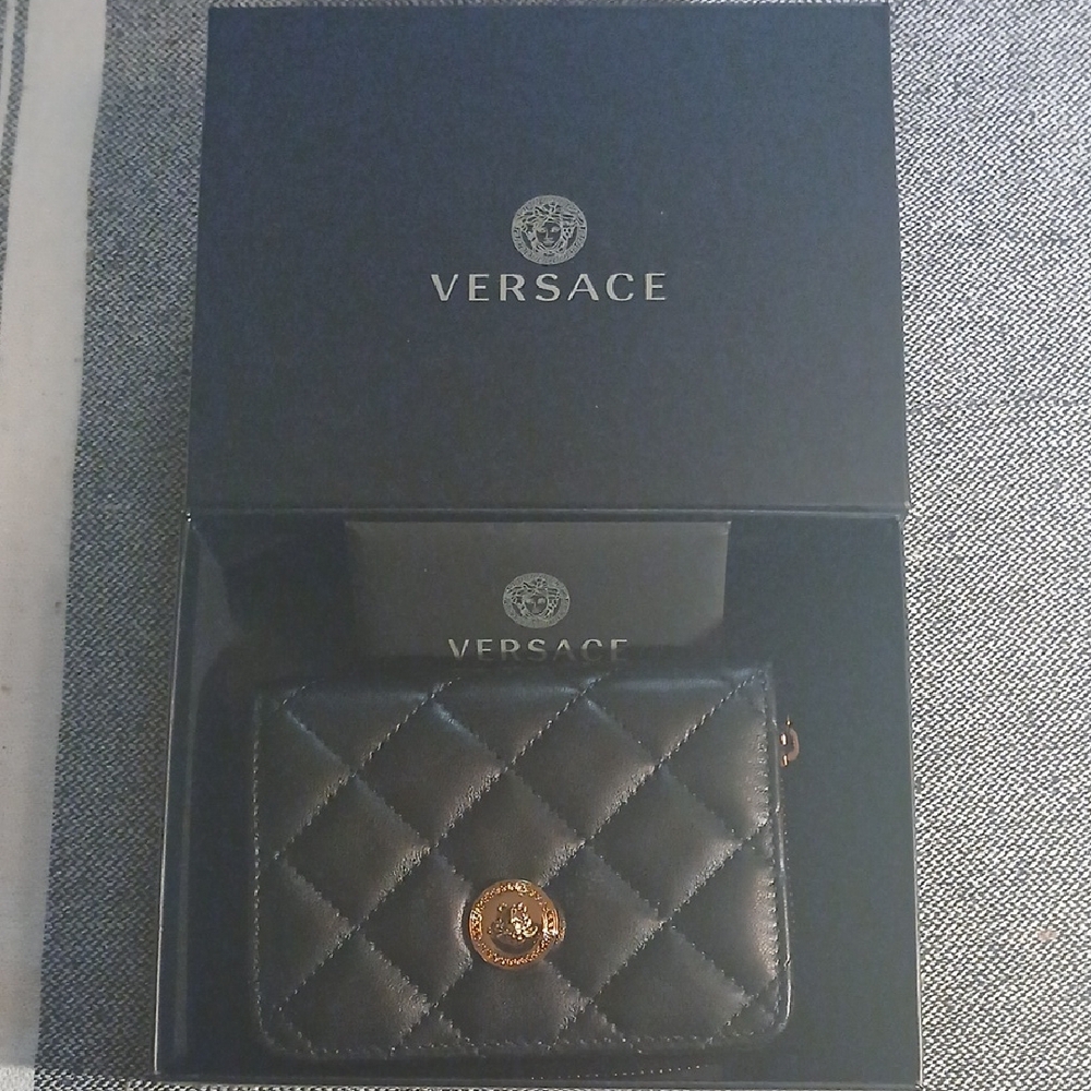 Versace Black Quilted Leather Wallet with Gold Medusa Logo - Picture 2 of 15